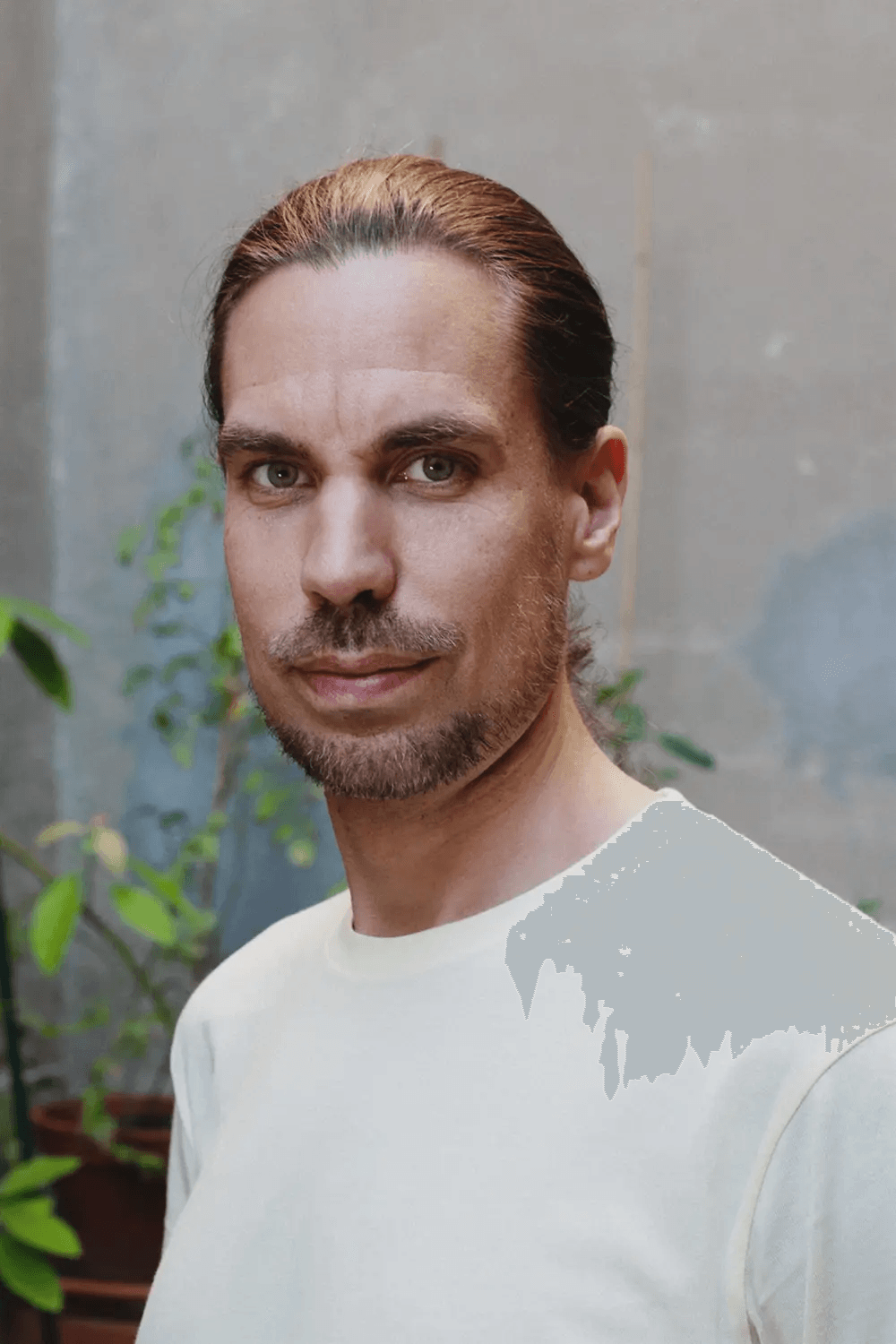Porträt von Tobias Derbach, Studioinhaber und Leitung von ToBe Pilates