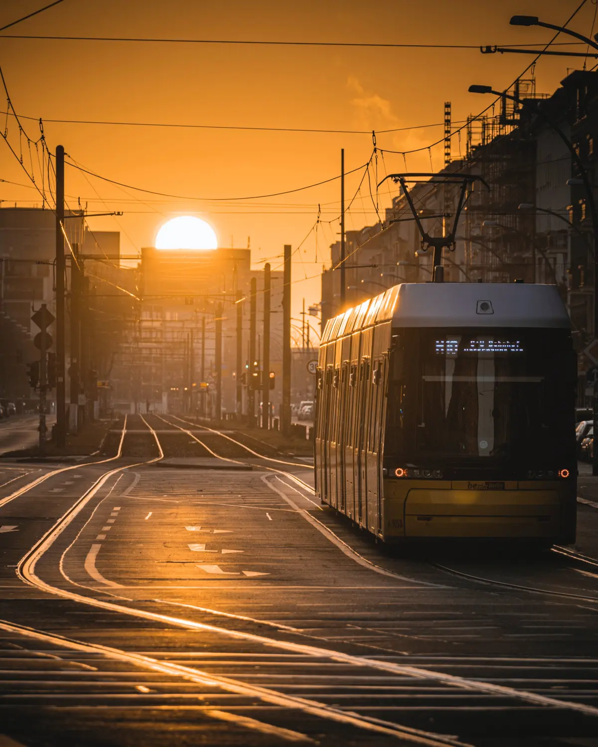 goldener Sonnenaufgang über der Stadt